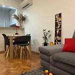 - 5 Min By Car To The & Center - Free Public Parking Apartman *