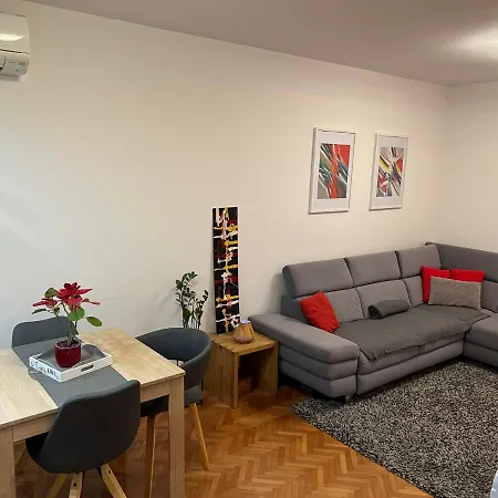 Mm - 5 Min By Car To The & Center - Free Public Parking Apartment