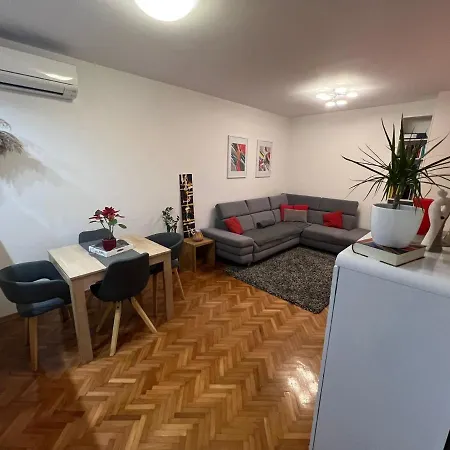 - 5 Min By Car To The & Center - Free Public Parking Apartment *