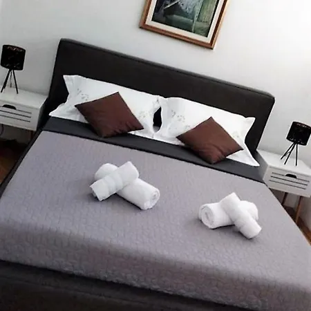 - 5 Min By Car To The & Center - Free Public Parking Apartment