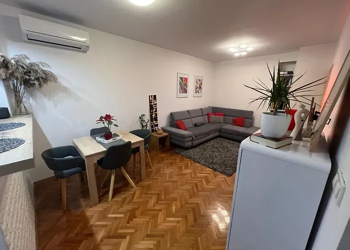 - 5 Min By Car To The & Center - Free Public Parking Apartment *