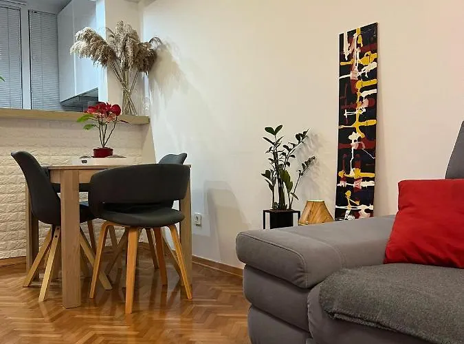 - 5 Min By Car To The & Center - Free Public Parking Apartment *